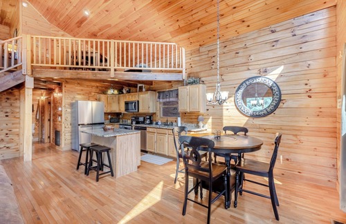 Bryson City Cabin | Cedar Ridge Cabin King Bed Hot Tub Mtn Views Family Vacation or Romantic Getaway