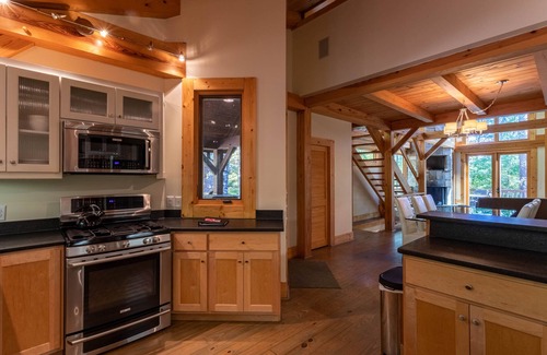 Banner Elk House | Cedar Rock Townhomes at Eagles Nest - Pet friendly, 6 Master Suites, hot tubs!
