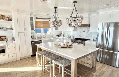 Newport House | Cedar & Salt Cottage -Waterfront, Dock Views, Sleeps 6 -Mins to Beach Newport 🤎