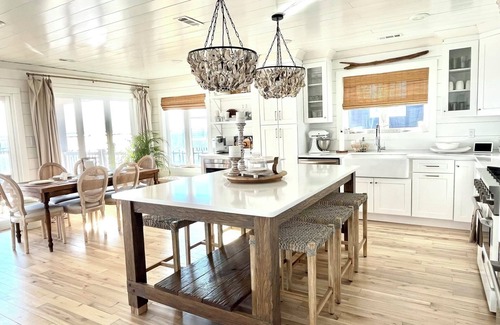 Newport House | Cedar & Salt Cottage -Waterfront, Dock Views, Sleeps 6 -Mins to Beach Newport 🤎