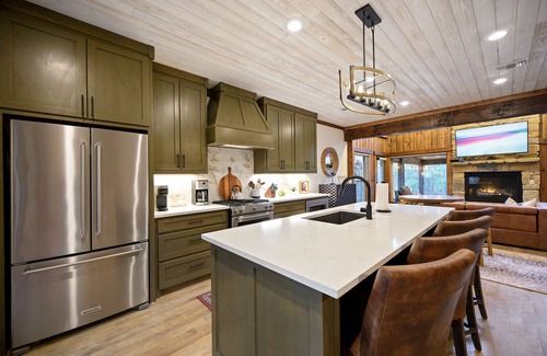 Broken Bow House | Cedarwood Serenity - Large Porch Overlooking Pond, Master suite with Office, Bunkroom - sleeps 6