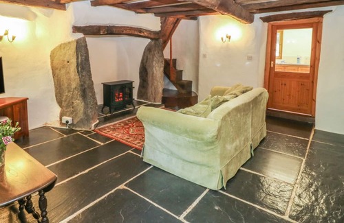 Garndolbenmaen Cottage | CEFN COCH ISAF, character holiday cottage in Porthmadog