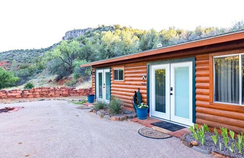 Cornville Apartment | Celestite Suite: Charming Creekside Comfort