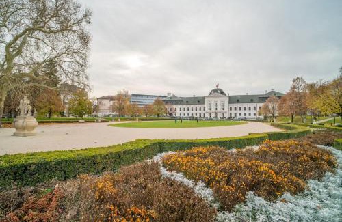 Old Town Apartment | Central 1BRw - Secure Parking