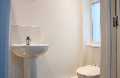 Kettering House | Central 2-Bedroom Home with Wifi in Kettering