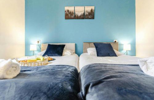 The Westside Apartment | Central 2Bed,2Bath, Balcony Apartment Near New Street, Mailbox & Canals at Skyline Apartments