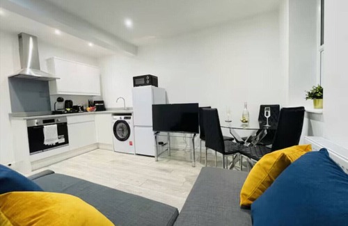 Watford Apartment | Central 2BR Watford Flat 10D | Stayfolk