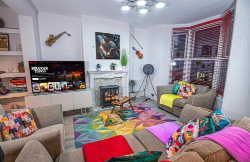 Montpelier House | Central 3 - Bedroom Townhouse in Brighton with Parking