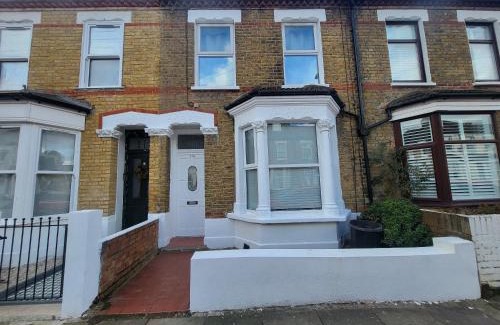 Tooting Apartment | Central 5BR Retreat - Walk to Tube, Explore London