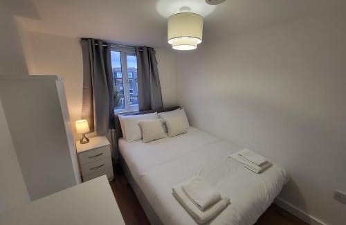 Tooting Apartment | Central 5BR Retreat - Walk to Tube, Explore London