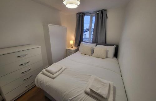 Tooting Apartment | Central 5BR Retreat - Walk to Tube, Explore London