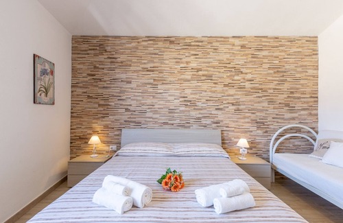 Villasimius Apartment | Central Apartment with Balcony, Wi-Fi and Air Conditioning