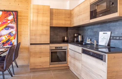 Cognet Apartment | Central Apartment with South-Facing Terrace, Near Ski Lifts