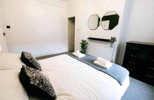 Exeter Apartment | Central Apt Sleeps 6, Parking, Smart TV, Garden, Contact For Discounted Prices