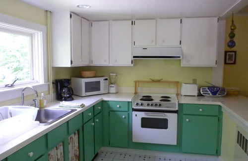 Bar Harbor Cottage | Central Bar Harbor. Family and pet friendly