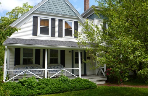 Bar Harbor Cottage | Central Bar Harbor. Family and pet friendly