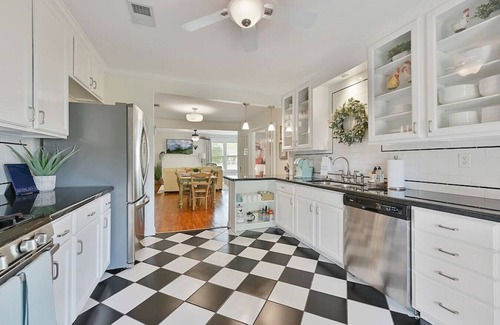 College Station House | Central Bluebird Cottage, Hot Tub, Sleeps 7, Patio