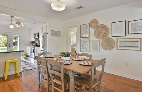 College Station House | Central Bluebird Cottage, Hot Tub, Sleeps 7, Patio