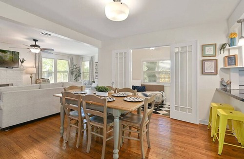 College Station House | Central Bluebird Cottage, Hot Tub, Sleeps 7, Patio