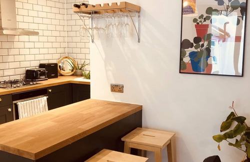 Montpelier Condo | Central Brighton flat, 3 bedrooms, sleeps 6, close to shops and beach