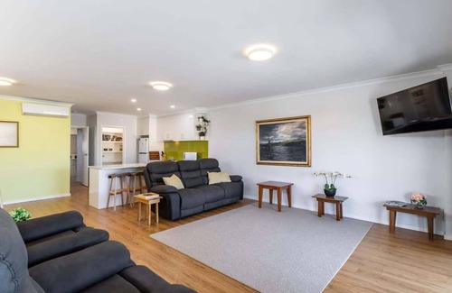 Myrtleford House | Central Chic-Stylish two-storey townhouse