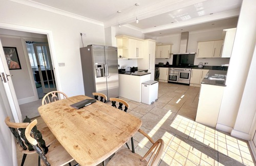 Bournemouth House | Central Elegance: Chic Family Abode with Lush Garden for kids, BBQ, and Hot Tub