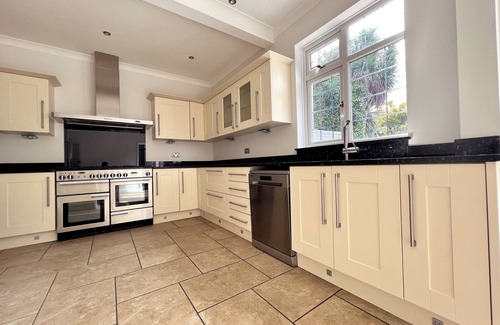 Bournemouth House | Central Elegance: Chic Family Abode with Lush Garden for kids, BBQ, and Hot Tub