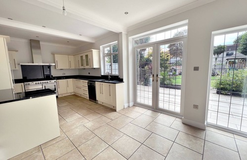 Bournemouth House | Central Elegance: Chic Family Abode with Lush Garden for kids, BBQ, and Hot Tub