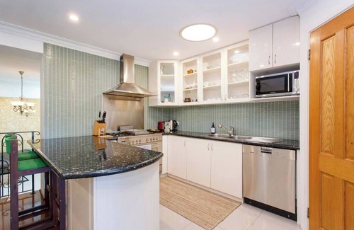 Fremantle House | Central Heritage : Large Family home close to Shops, pet friendly