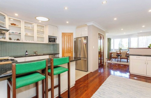 Fremantle House | Central Heritage : Large Family home close to Shops, pet friendly