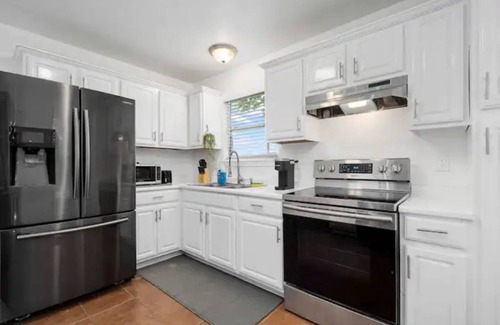 Northside House | Central Houston - Bright and Spacious Modern Mid - 4 miles to DT