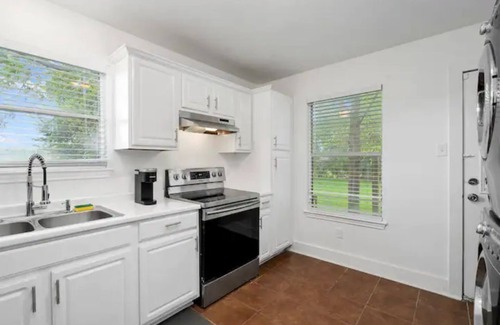 Northside House | Central Houston - Bright and Spacious Modern Mid - 4 miles to DT