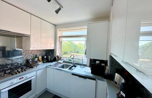 Hove Apartment | CENTRAL HOVE Large 2 bedroom Private residence with PARKING & BEACH HUT