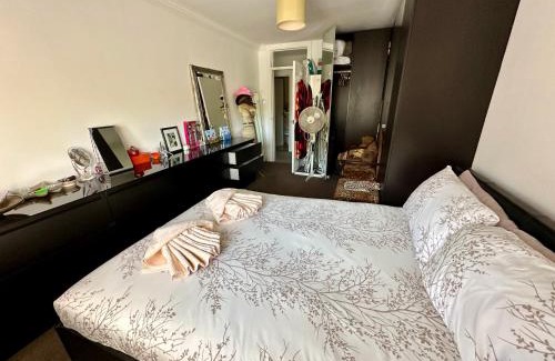 Hove Apartment | CENTRAL HOVE Large 2 bedroom Private residence with PARKING & BEACH HUT