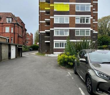 Hove Apartment | CENTRAL HOVE Large 2 bedroom Private residence with PARKING & BEACH HUT