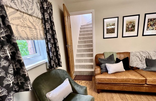 Merthyr Tydfil House | Central Location | Roll Top Bath | Free Parking