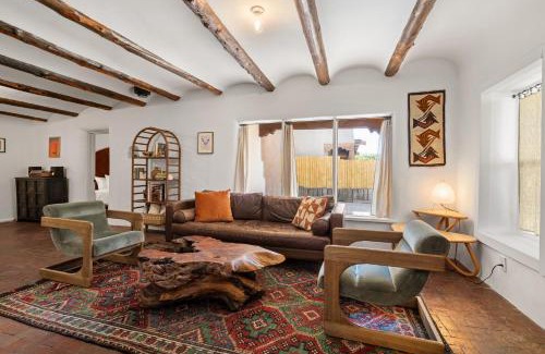 Southside House | Central Location - Adorable Adobe - King and Queen