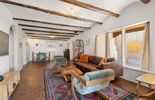 Southside House | Central Location - Adorable Adobe - King and Queen