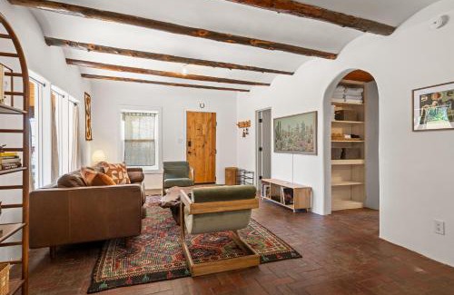 Southside House | Central Location - Adorable Adobe - King and Queen