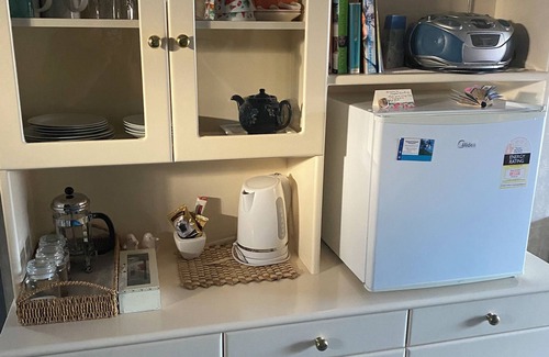Whangamata Apartment | Central location, & cosy setup