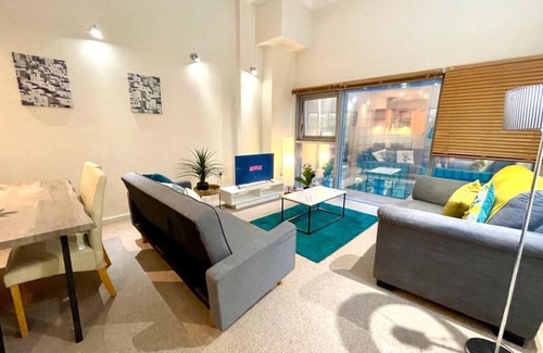 Swindon Apartment | Central Location*Long Stays*Wyvern Theatre