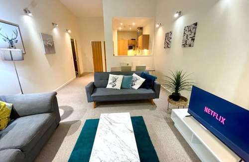 Swindon Apartment | Central Location*Long Stays*Wyvern Theatre