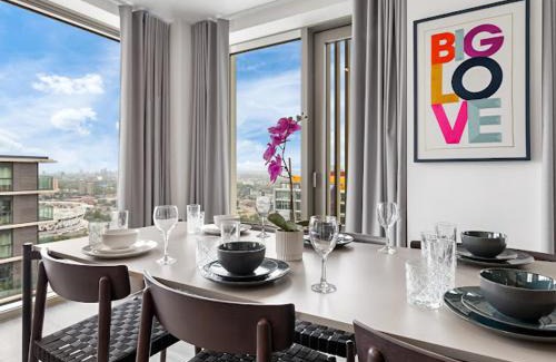 Stratford and New Town Apartment | Central London Luxurious 2bed WITH POOL AND ROOFTOP by AYMONS HAVEN