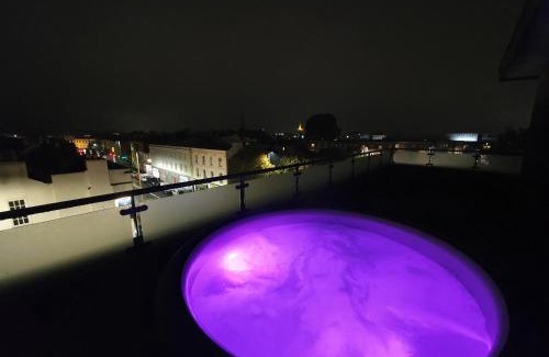 Cheltenham Apartment | Central Penthouse with Hot Tub & Views 23
