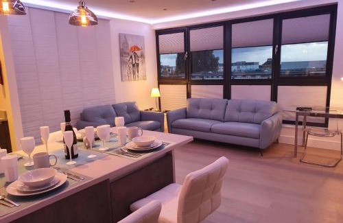 Cheltenham Apartment | Central Penthouse with Hot Tub & Views 23