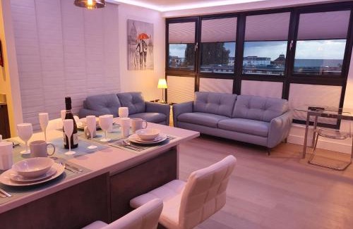 Cheltenham Apartment | Central Penthouse with Hot Tub & Views 23