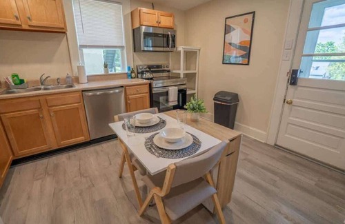 Roanoke Apartment | Central & Safe-1BR apartment in quiet neighborhood