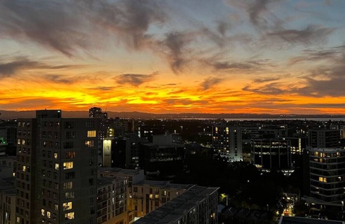 Grafton Apartment | Central Sensation w/ Amazing Views | WiFi Netflix