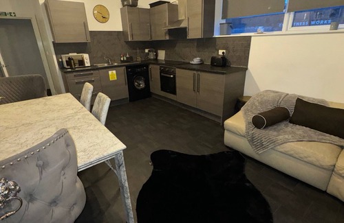 Sheffield House | Central Sheffield 3-Bed Apt, Sleeps 7 with Parking