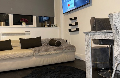 Sheffield House | Central Sheffield 3-Bed Apt, Sleeps 7 with Parking